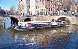 Boot huren Amsterdam. Rondvaartboot Wilhelmus