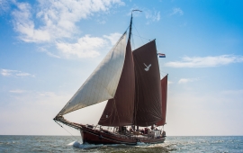 Boot huren Makkum. Aak Zwarte Valk