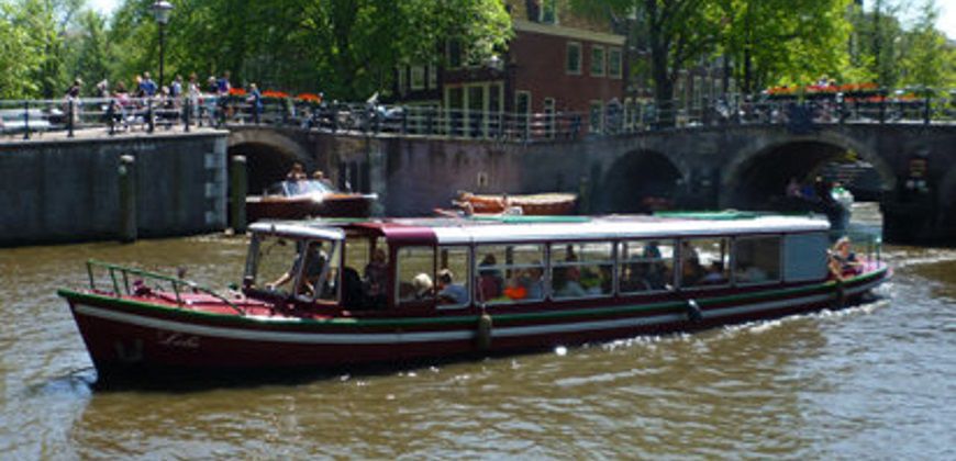 rondvaartboot huren amsterdam lelie