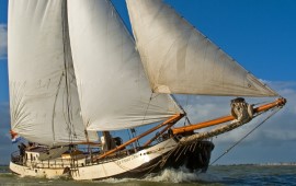 Boot huren Enkhuizen. Tjalk Vrouw Dina