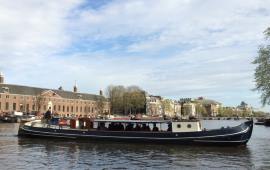 Boot huren Amsterdam. Rondvaartboot Rinske